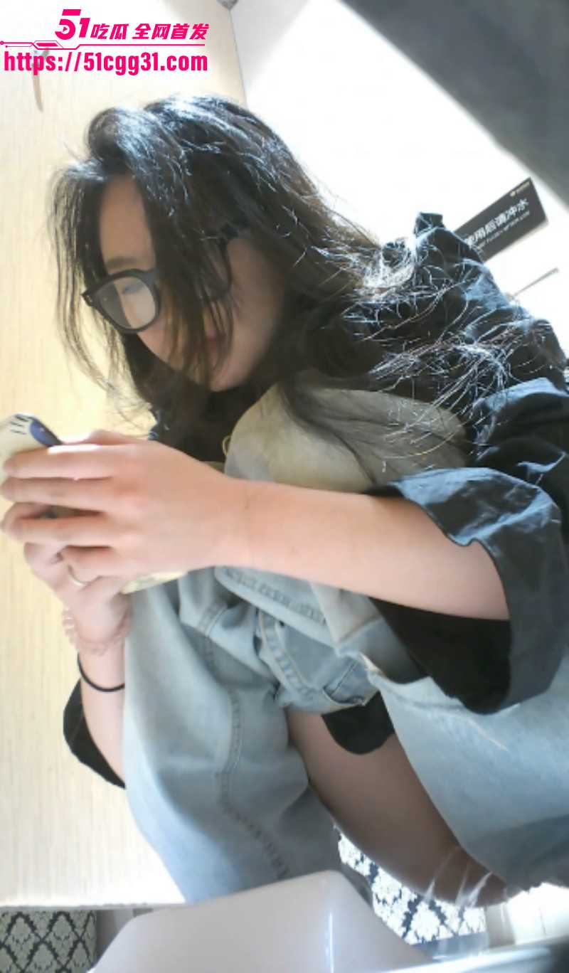 商场女厕偷拍三位气质美女放尿视频04