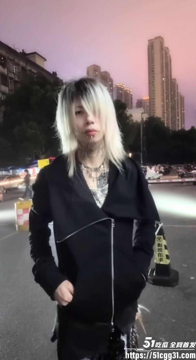 抖音网红走心大王房间惨遭下小雨群殴 3