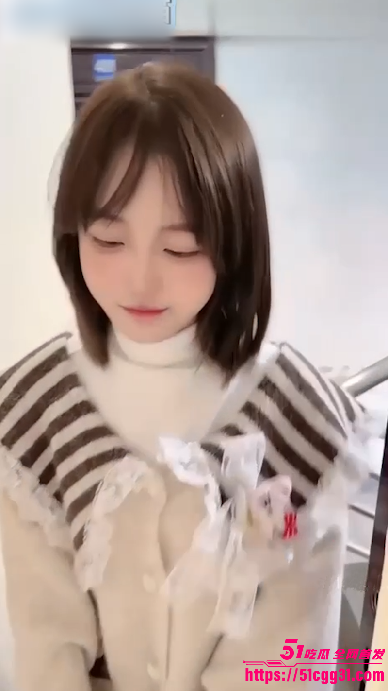 推特小萝莉 十七的猫 趁姐姐不在家与姐夫偷欢 沙发口舌侍奉趴窗后入猛干 还要拍好发男友看！