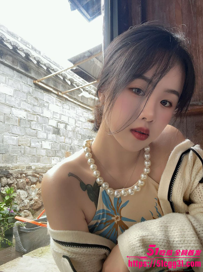广东人妻 胡丽春 反差私拍泄露 高气质人妻床上秒变浪货 翘臀后入臀浪翻滚 逼缝近景看得鸡巴硬爆！