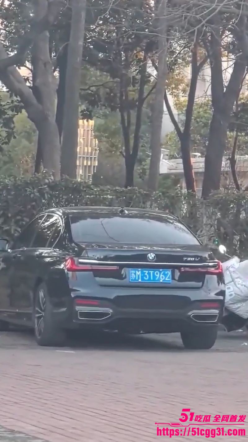 宝马车内偷情男女车震狂欢！完事女主提裤子骑电动车潇洒走人 毫不犹豫扬长而去！