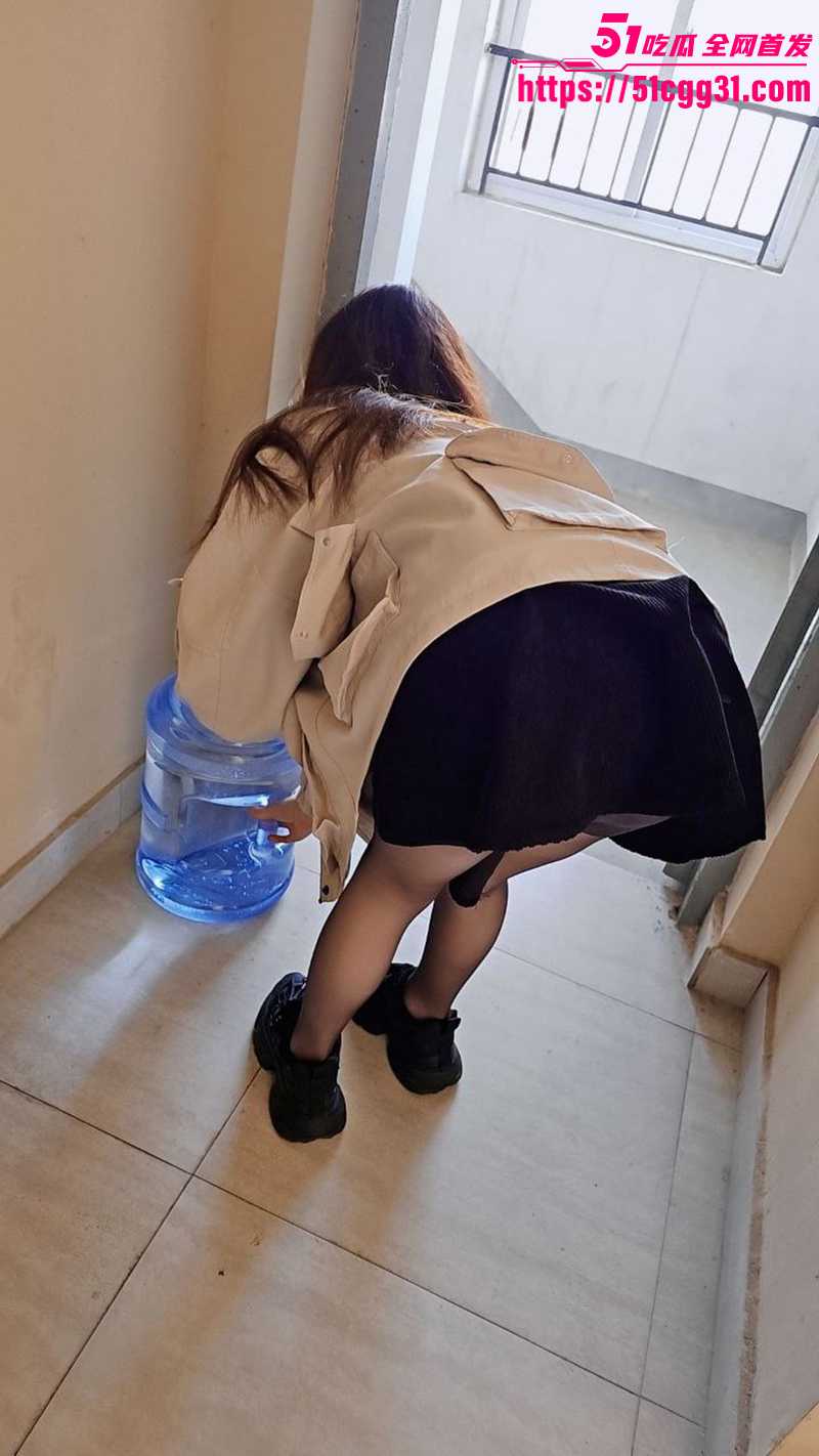 51原创狂情哥哥 强上隔壁女邻居 强制舔穴按头口交 多姿势爆操画面香艳刺激！
