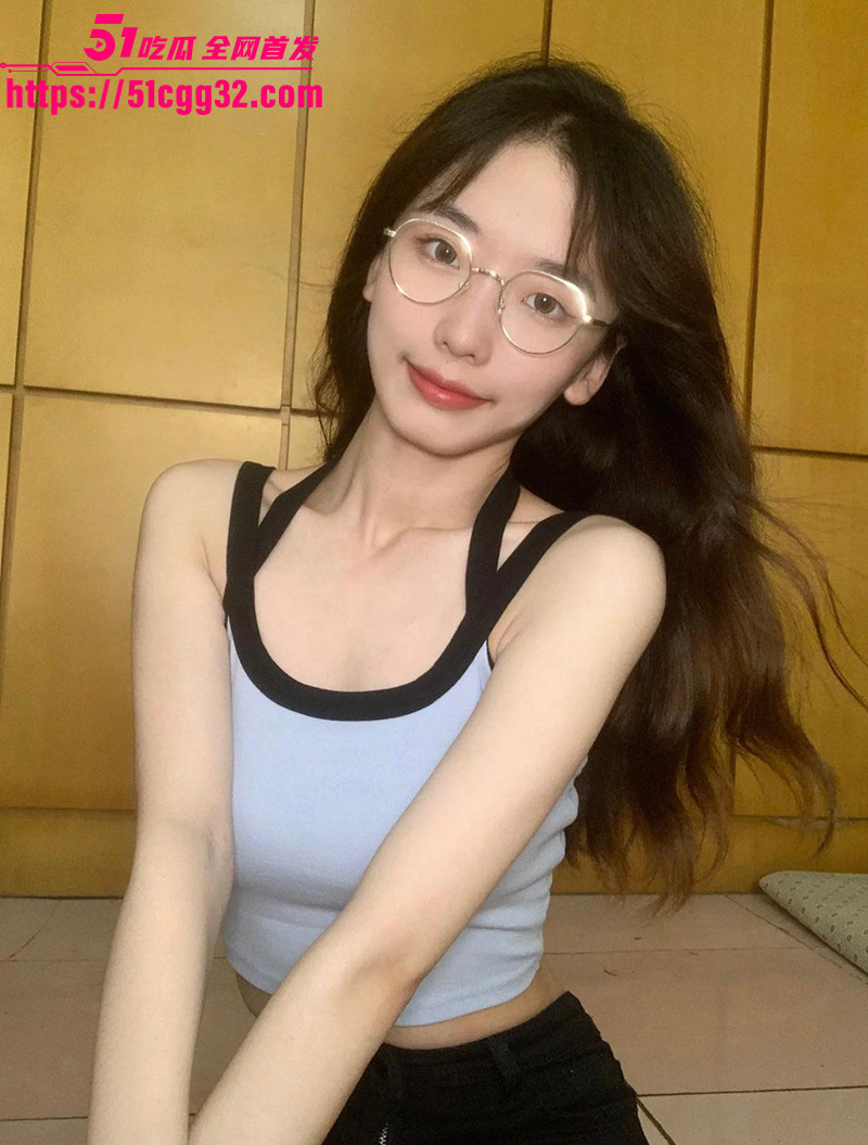 反差学生妹自拍给男友的不雅视频流出 颜值身材双在线 翘臀高撅掰逼展示 粉嫩骚穴手指猛抠 尺度超大！