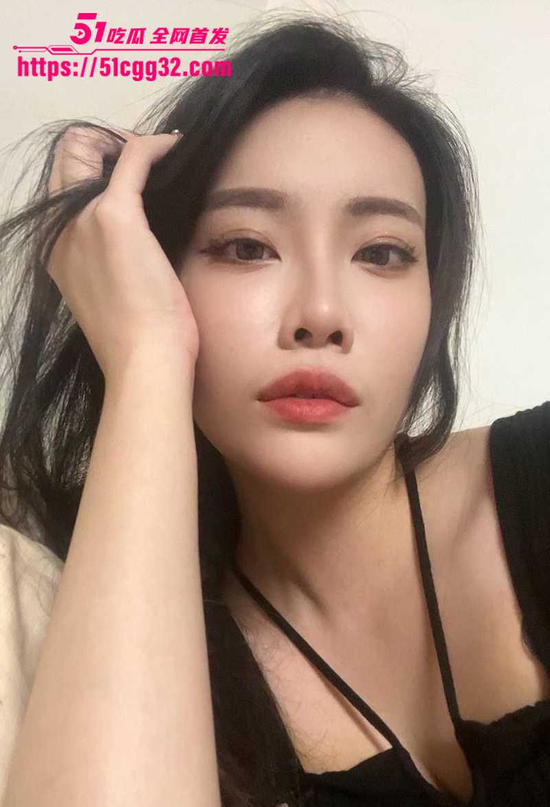 台湾超美长腿尤物 李静雅 情侣私拍泄密 黑丝开档浪到炸 骚劈双腿任玩嫩穴 扮母狗娇喘被操出阿黑颜！