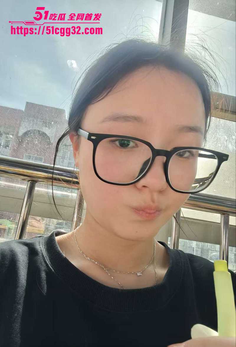 天津反差眼镜妹 刘琳娜 一边被男友爆操奶浪穴水狂飙一边跳蛋震蒂 纯欲妹秒变淫装骚货！