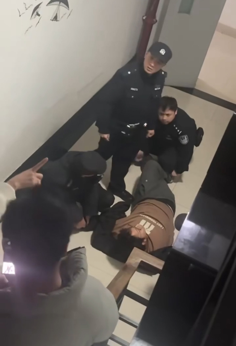 大学生熬夜写二次元小说写疯癫被抬走视频2