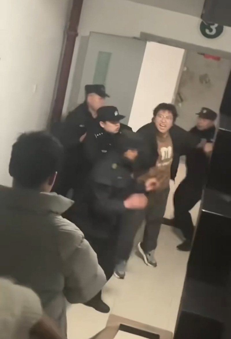现实版刺杀小说家！大学生为写番茄小说熬到疯魔 半夜狂喊已升仙吓懵舍友 拳打脚踢渡劫不成反被抬走!