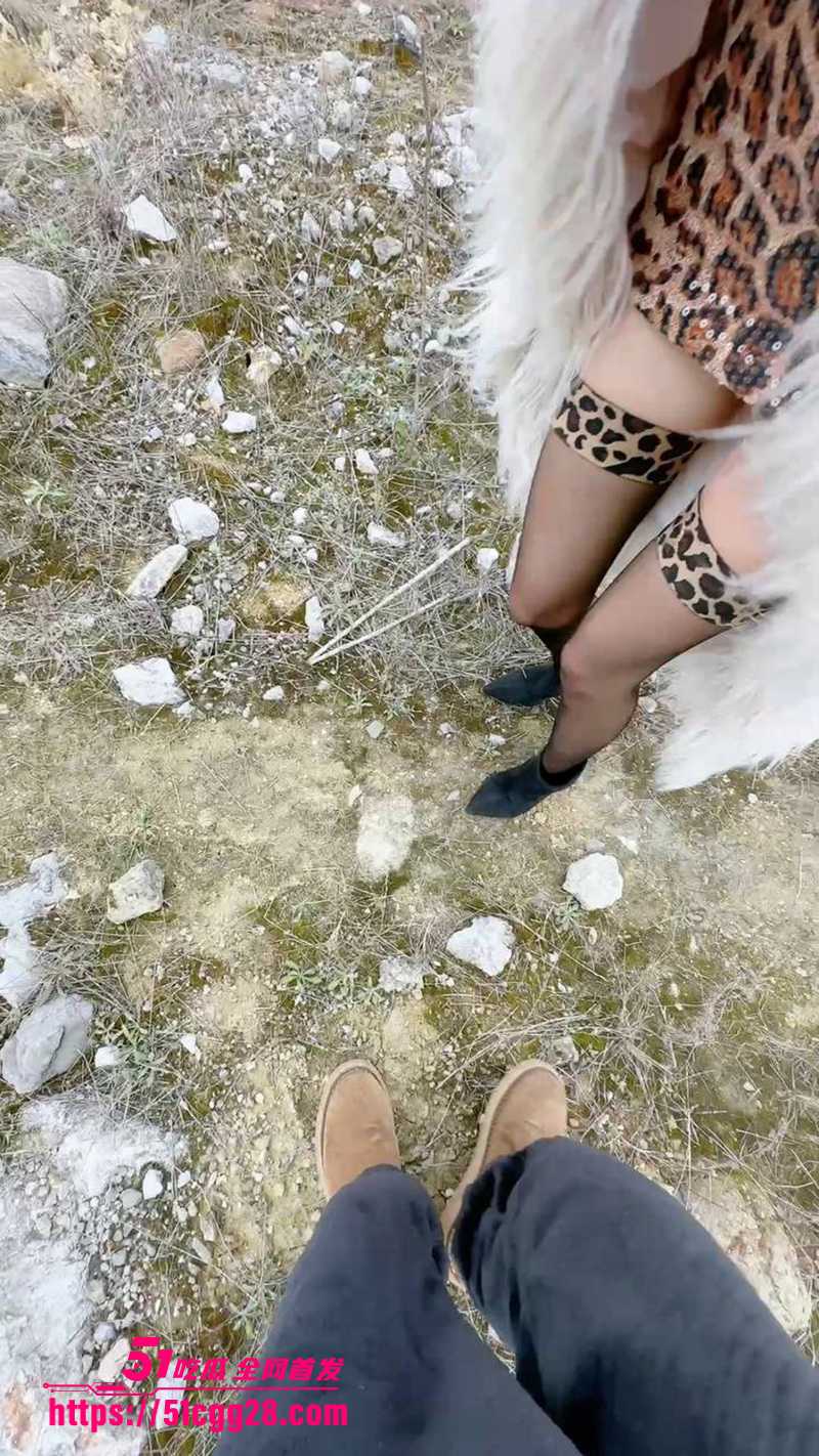 51原创大神 小姨子的秘密 小姨子丝语的豹纹诱惑 失控姐夫路边直接吃鲍鱼！