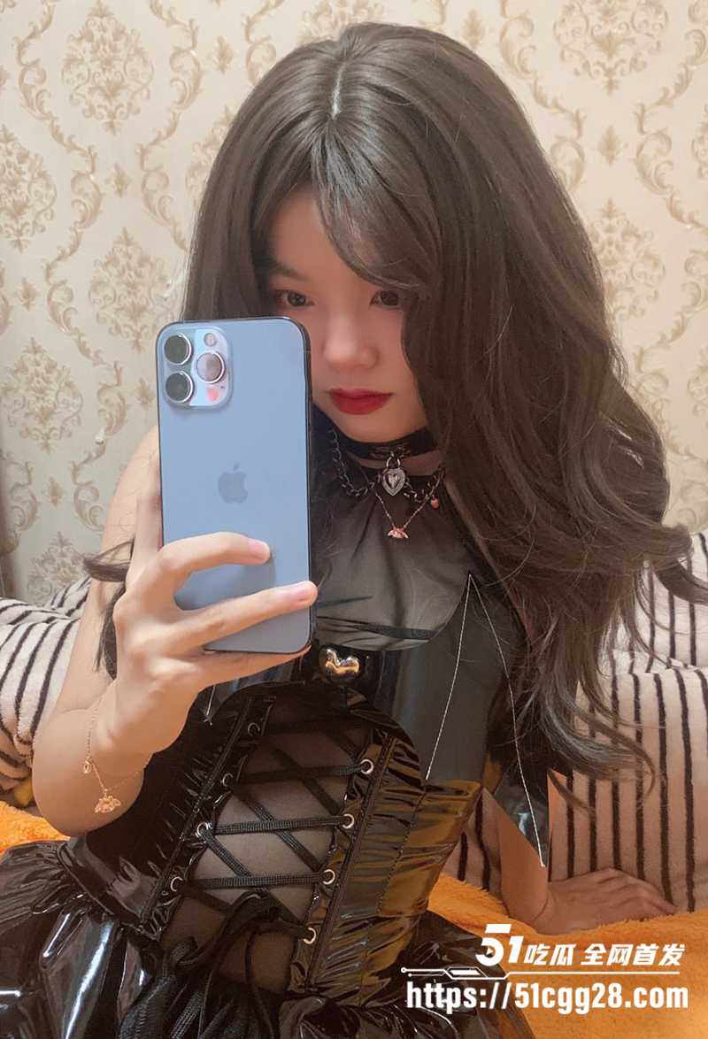 顶级白肤小美女 黄黎 镜前全裸跪地深喉 玩按摩棒自慰舌吻调情 湿透被无套爆操 全程露脸淫骚绝顶！