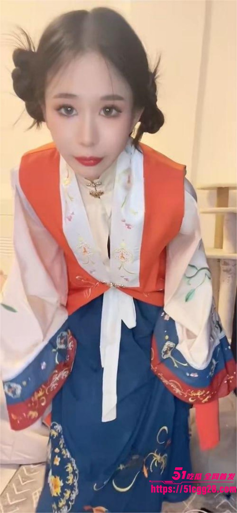 古装网红女神 宵夜 大尺度自慰福利 诱惑娇喘眼神迷离 足交揉奶挑逗 尽显放纵欲望与私密快感！