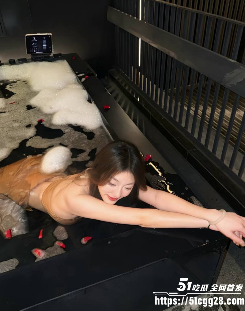 江苏无锡3女1男酒店自拍爆火抖音09