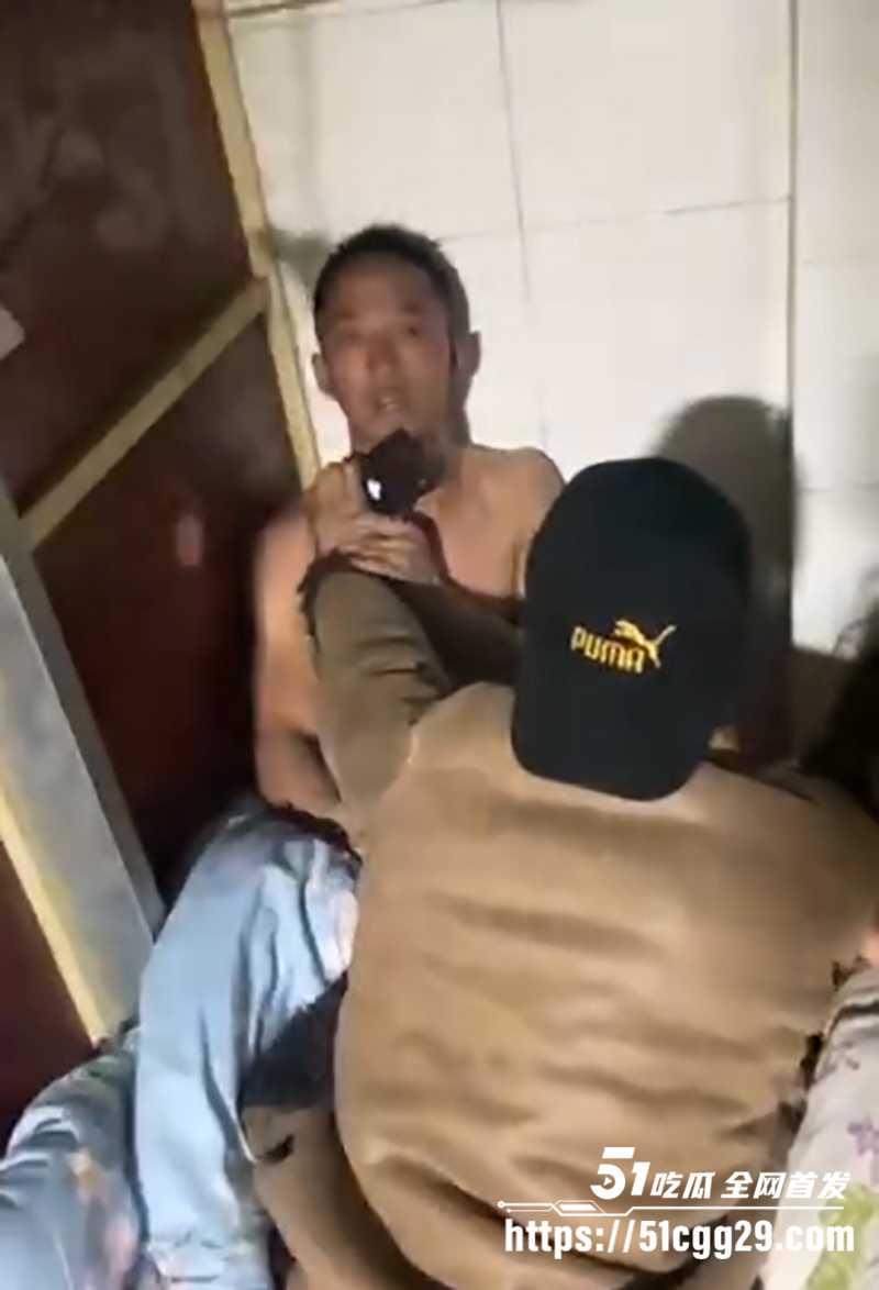 藏族抓奸现场视频流出 极品少妇和情夫全裸被堵 满脸潮红刚过高潮 嚎啕大哭求饶 却遭老公拳打脚踢！