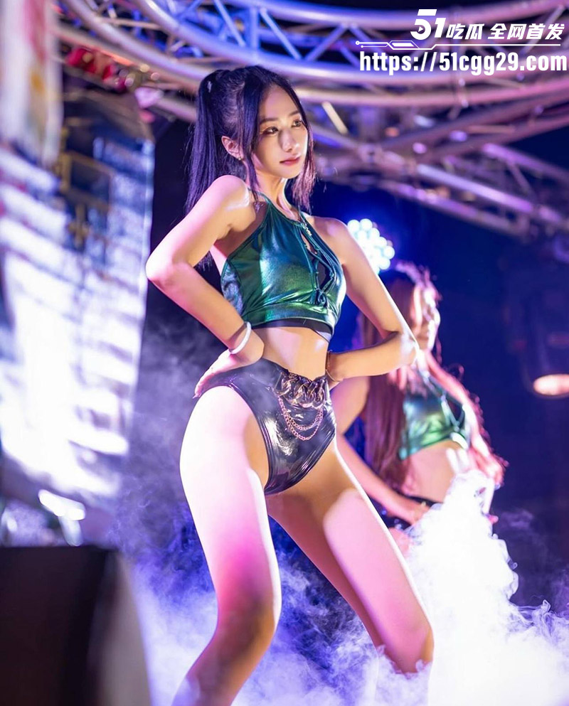 前舞台模特与金主性爱视频流出 小骚货深喉口交技艺高超 骑乘位狂扭榨精 浓精内射满溢 淫靡画面刺激！