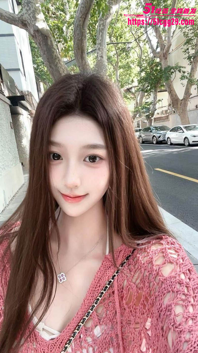 高颜值反差母狗不雅视频流出！极品身材前凸后翘 掰逼完美展示粉穴 男友后入狂顶床上骚浪十足！