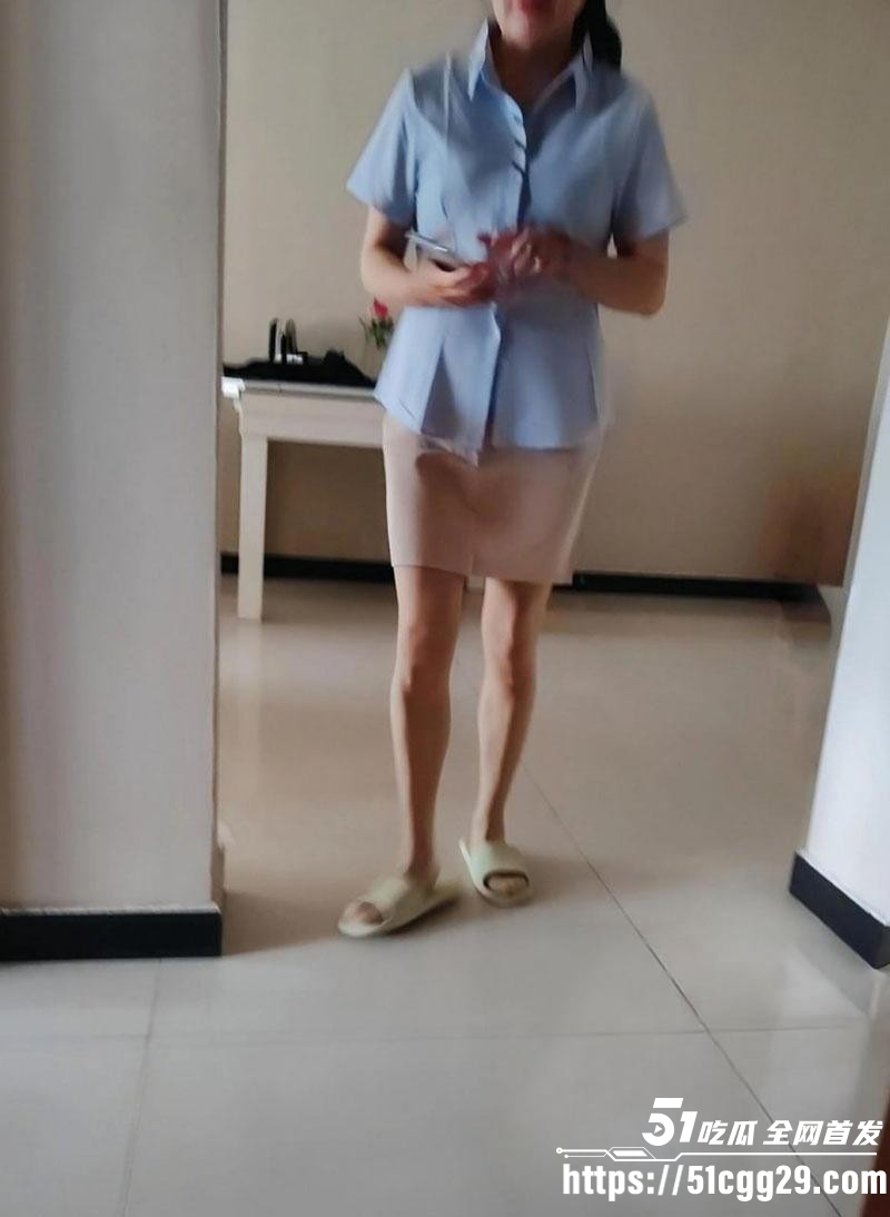 爱穿丝袜的骚妈午休时暴操骚妈06