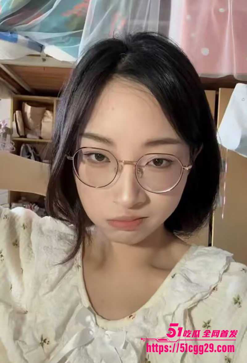 武汉大学超美学姐 王佳雯 不雅视频流出 翘臀眼镜妹被男友花式爆操 全程露脸无码 尺度碾压AV！