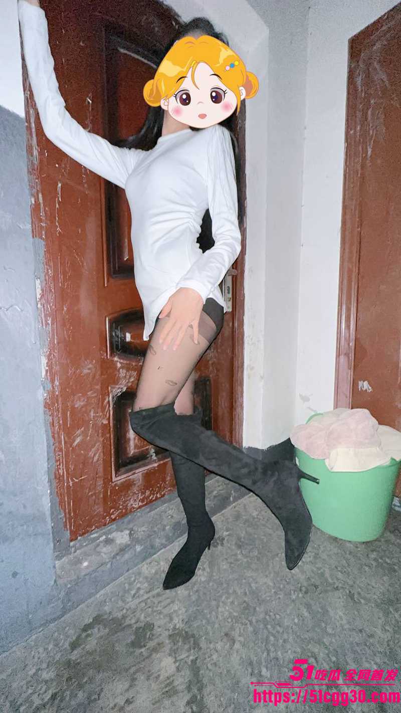 51原创小姨子的秘密 小姨子穿白色长T恤黑短裤天台晾衣 被姐夫尾随直接操到腿软 回到家后床上继续内射！