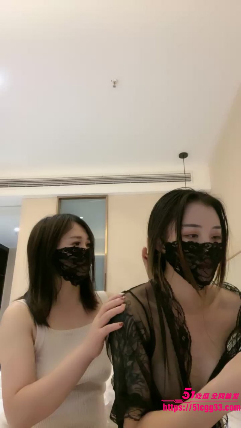 风骚御姐 甜甜酱 携手闺蜜与炮友性爱直播 双女共侍肉棒互玩骚穴 轮番骑乘爆操高潮不断！