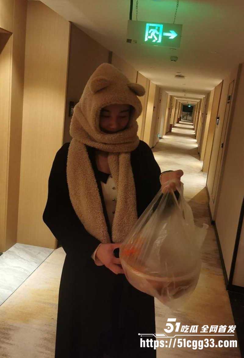 浙江宁波新婚人妻 姚敏 翘臀被炮友写满淫语 露脸跪舔骚浪下贱 特别被肉棒缓缓插入 尺度碾压AV！