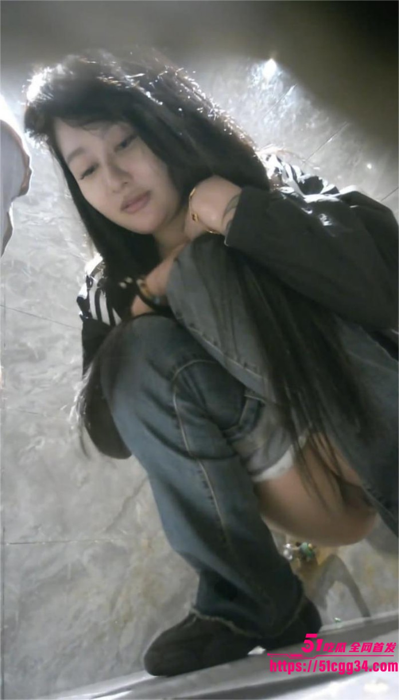 三里屯厕所偷拍多位美女放尿 脸穴同框肥嫩鲍鱼激情喷洒 特写镜头阴毛一线天引人臆想！