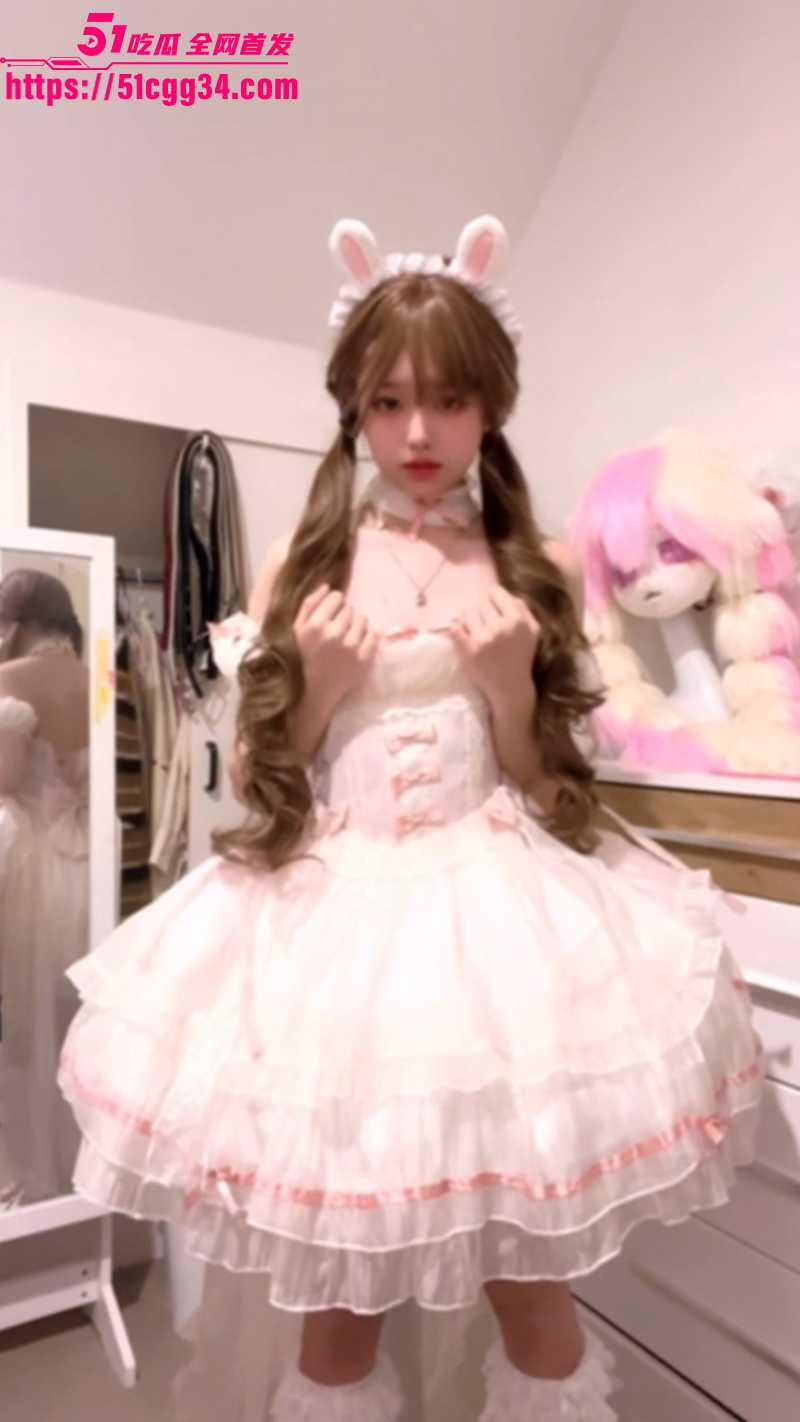 萌系萝莉 麒麟酱 洛丽塔自慰福利 雪白肌肤细腻如瓷 自慰阿黑颜尽显风骚！