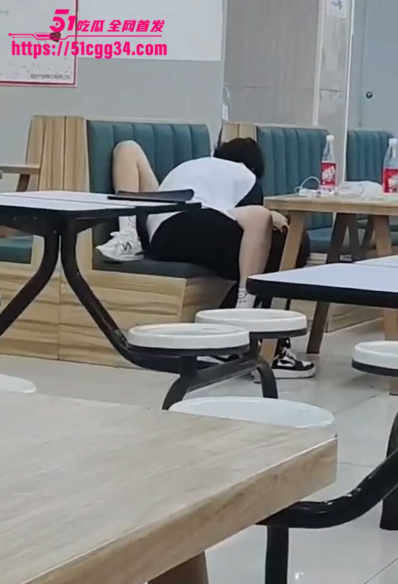 小情侣食堂不雅视频曝光 4 拷贝