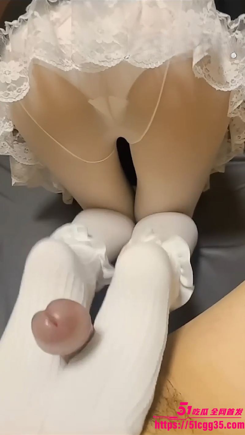 极品学生妹白袜足交视频流出 2