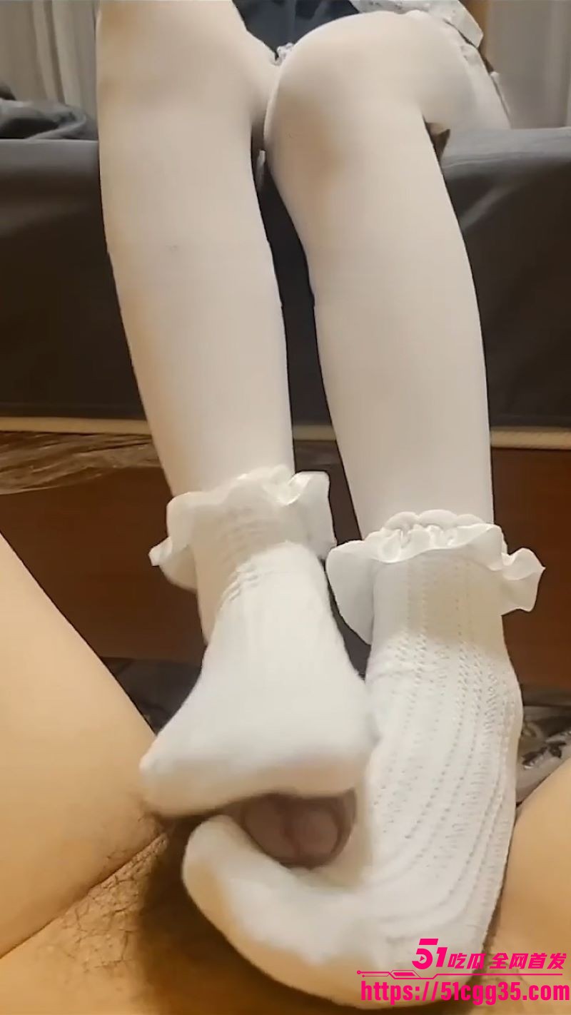 极品学生妹白袜足交视频流出 3