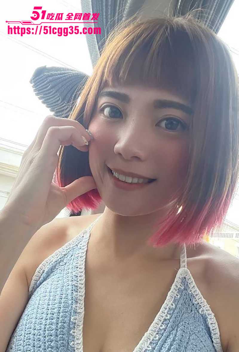 超淫大眼萌妹与男友性爱自拍外流 全程露脸自慰 更有3P口含双屌爱不释手 穿开档淫丝骑乘单男 纯精盆母狗！
