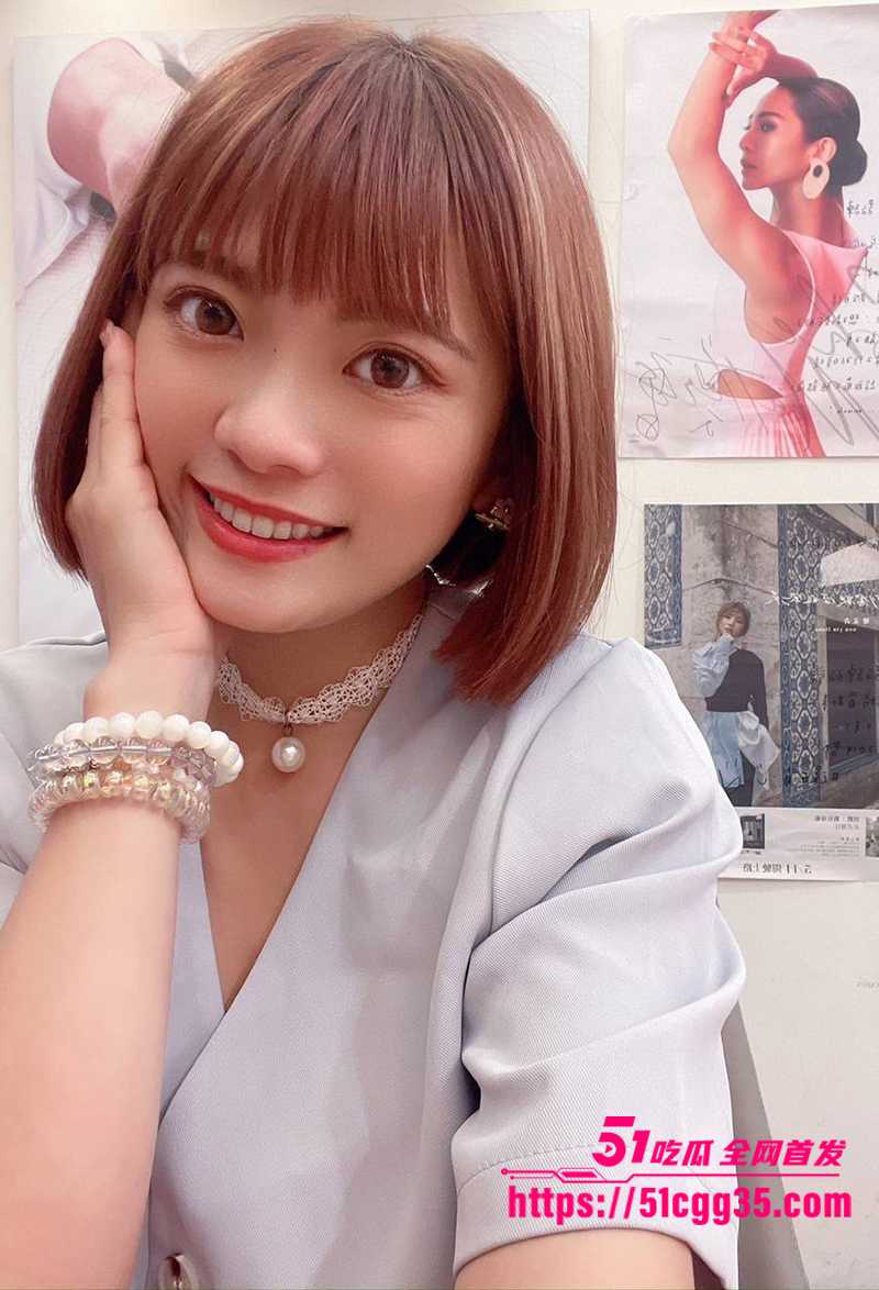 浓眉大眼短发齐刘海反差妹3P性爱视频流出5拷贝