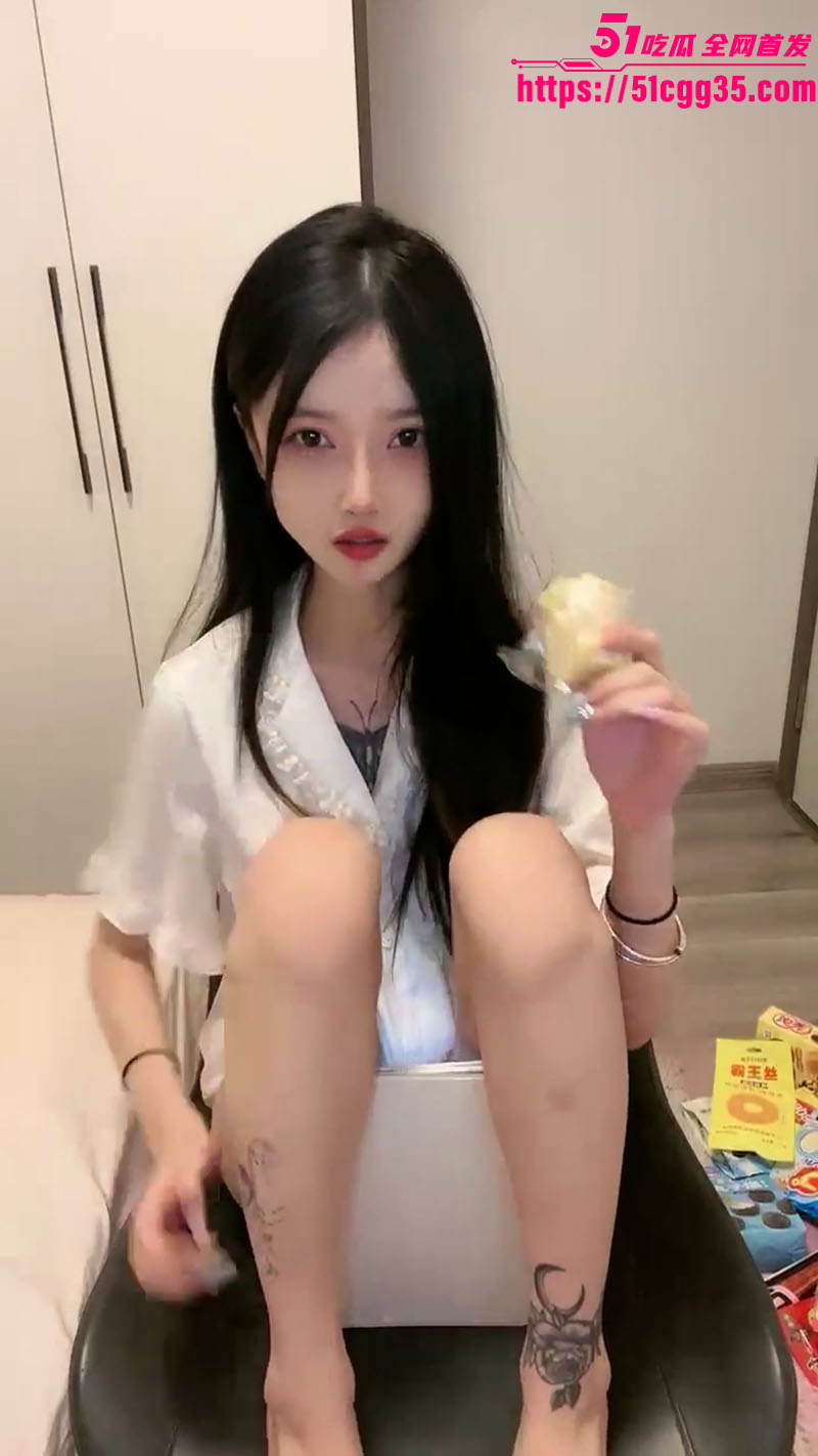 纯欲福利姬 小蝴蝶会飞 清纯嫩妹大变身 椅子上大开双腿自慰到喷潮 母狗属性暴露无遗！