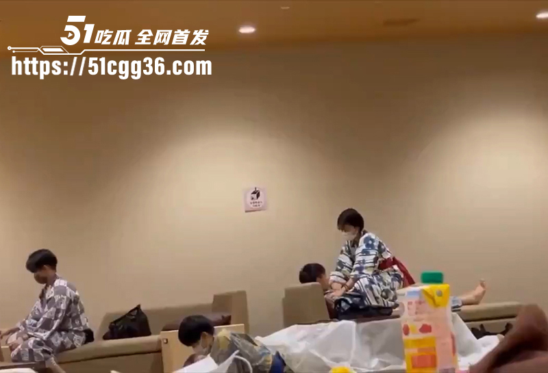 日式洗浴会所休息大厅 年轻情侣当众骑乘做爱 美女披着浴袍上下摆臀 全然不顾旁人眼光 现场超刺激！