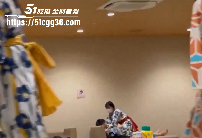 小情侣当众做爱偷拍视频曝光 4 拷贝