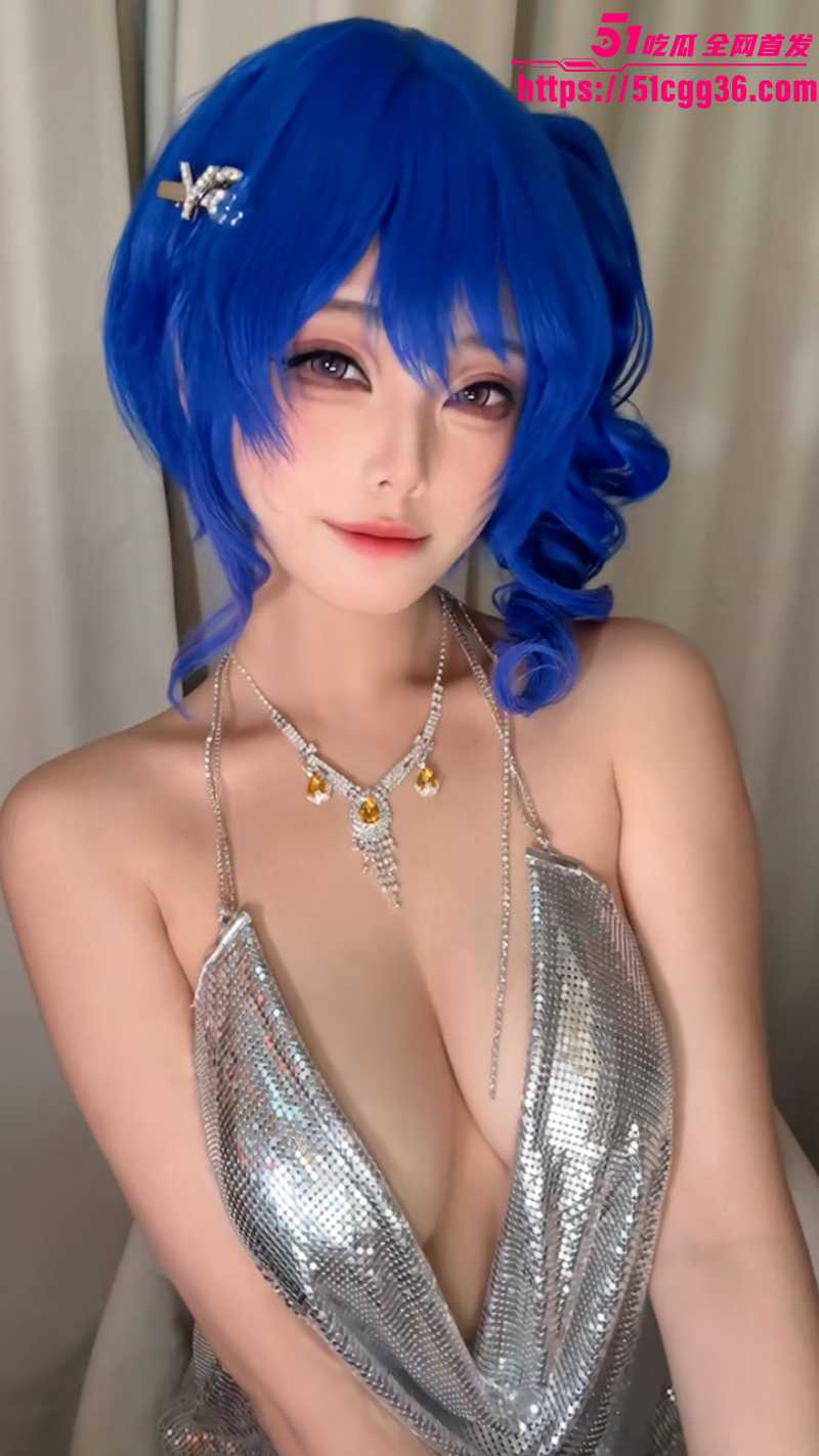 推特性感尤物 蜜汁猫裘 圣路易礼服魅惑 演绎优雅身姿 巨乳半露乳沟深邃如渊 ！
