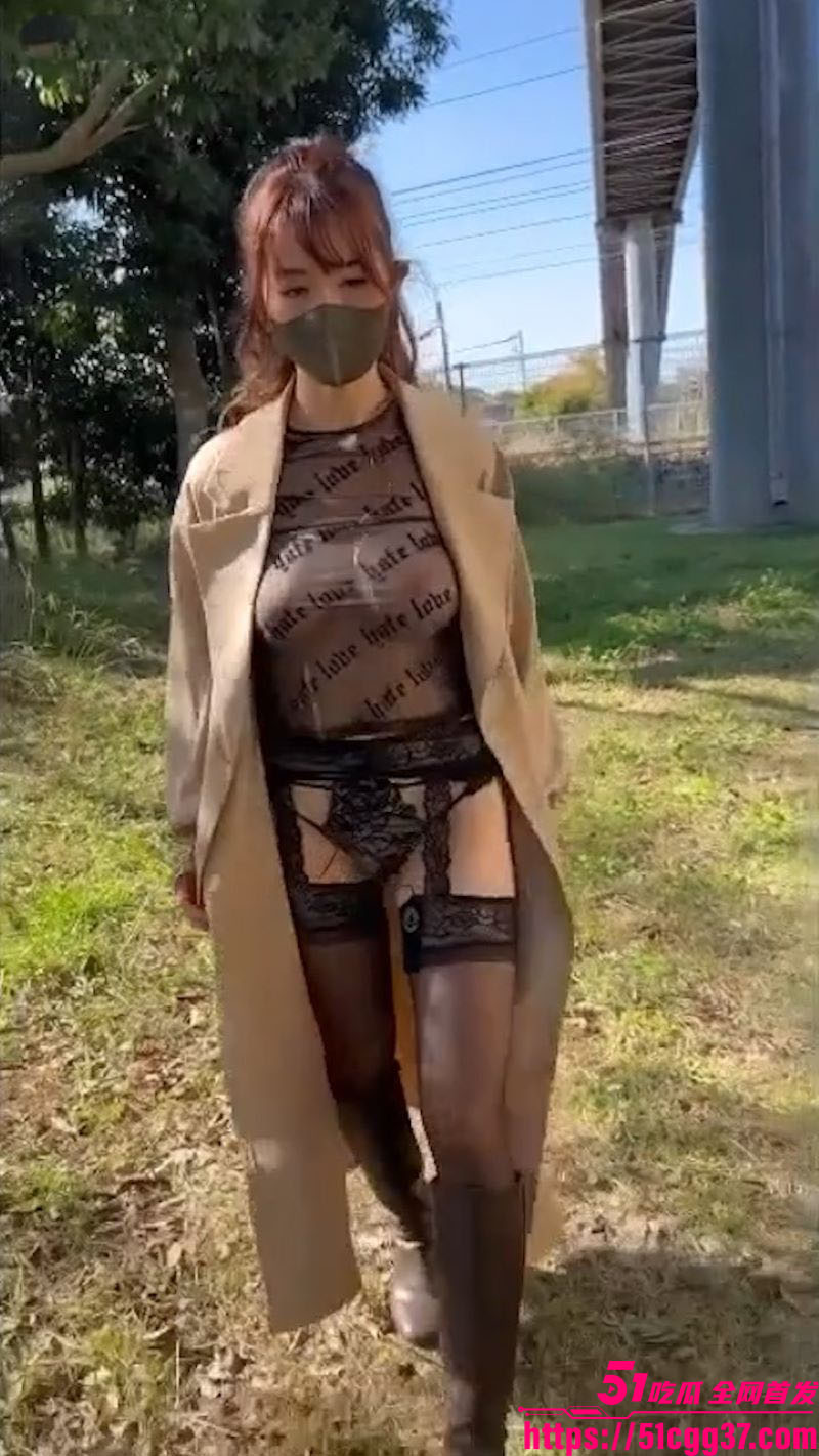 日本假装偷拍极品美女户外露出 4