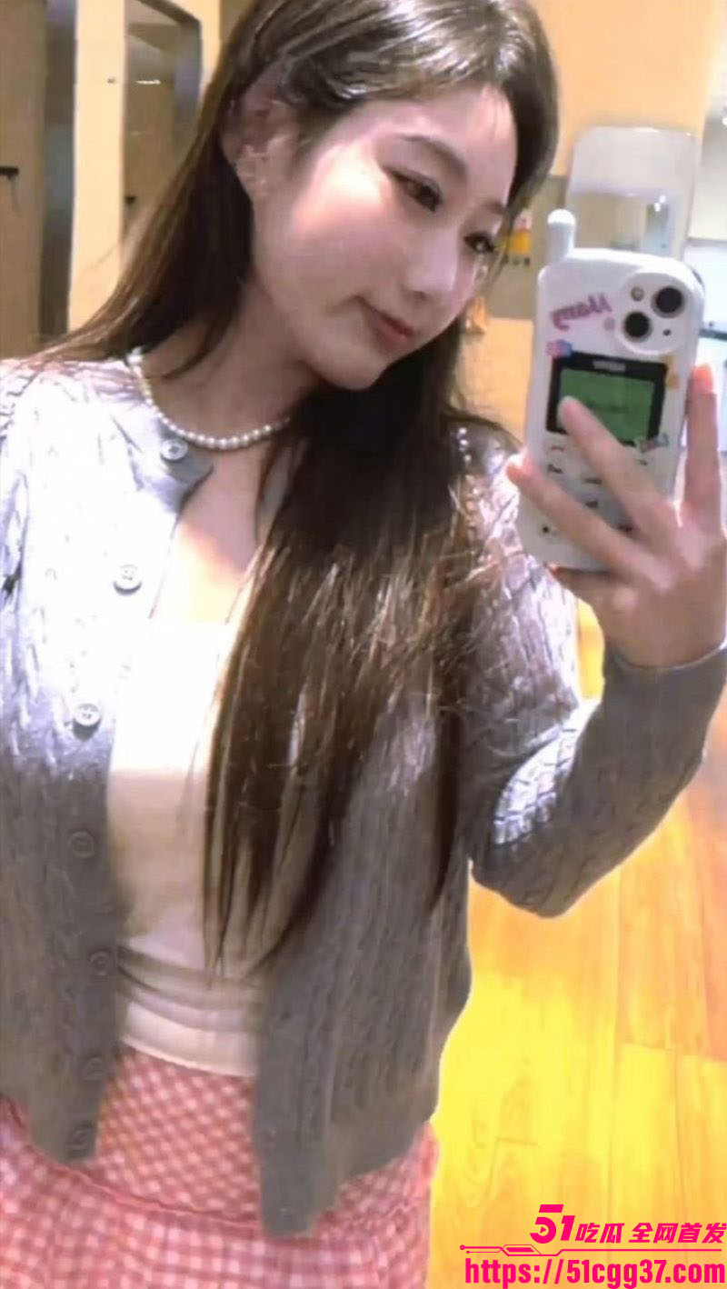 极品反差欲女网调自慰全曝光 主人远程遥控指挥 她乖乖掰穴手指猛抠 高潮喷水喷满地！