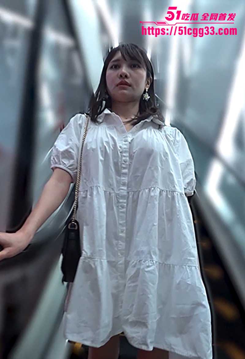 日本爆奶美腿小姐姐 商场真空拍摄！衬衣下肥乳弹跳白丝勒穴 人堆里扭腰摆臀 挑逗得让人直吞口水！
