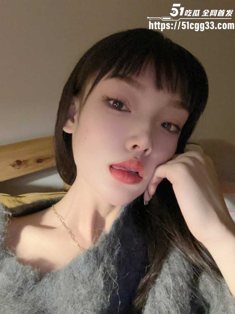 深圳反差外围女 王可萱 为还赌债堕落下海 物美价廉嫖客不断 撅臀抠穴私处闪耀淫光！