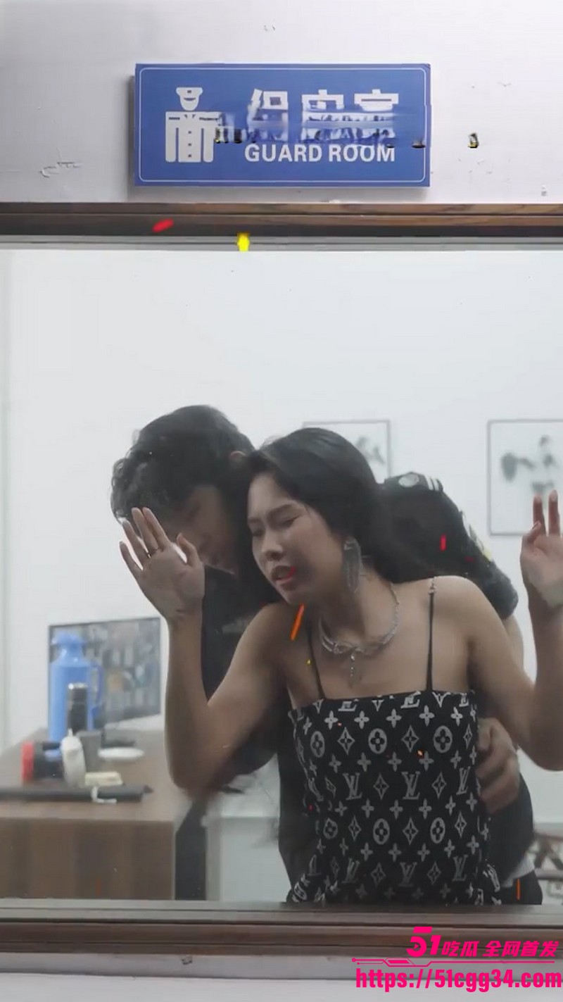 擦边短剧《午夜召唤》底层小伙张弛一夜翻身 三位美女缠绵暧昧 姿势花样百出 空气全是情欲！