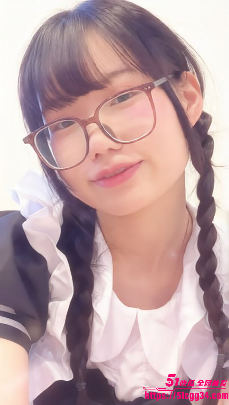 西安外国语大学 王一冰 私密视频曝光 领口拉低事业线诱惑 深喉吞吐舔棒 呆萌脸蛋配极致淫荡动作反差到爆！