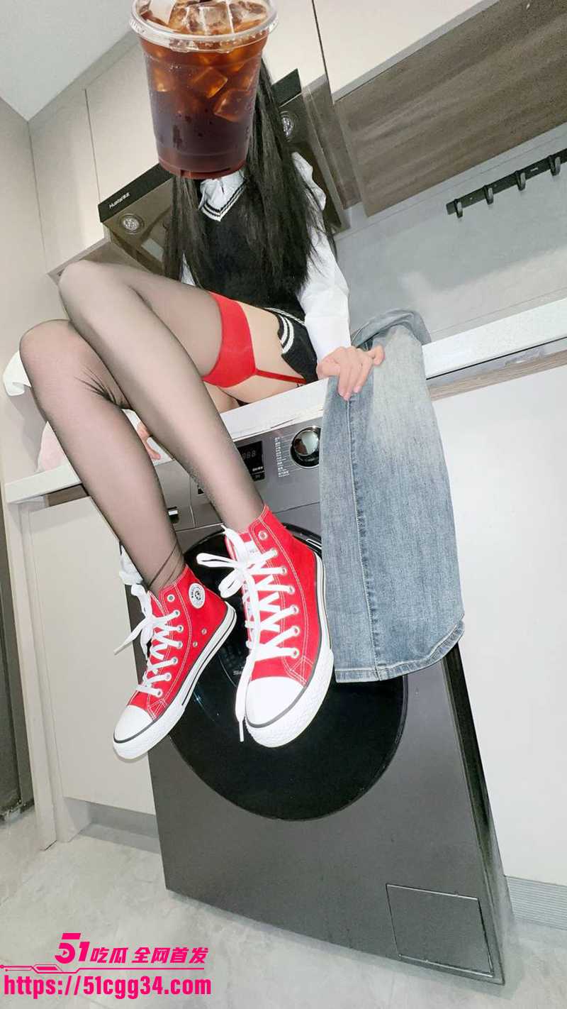 51原创小姨子的秘密 JK毛线背心裙吊带袜小姨子 被我调戏扣逼后直接按在卫生间猛操 客厅交缠内射！