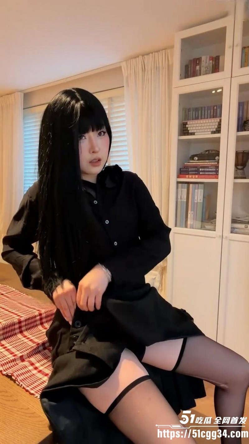 推特网黄 噗噗 新作家政妇直播 黑丝女仆磨桌角喷水 阿黑颜口交假屌 穿透视旗袍躺桌上自慰！