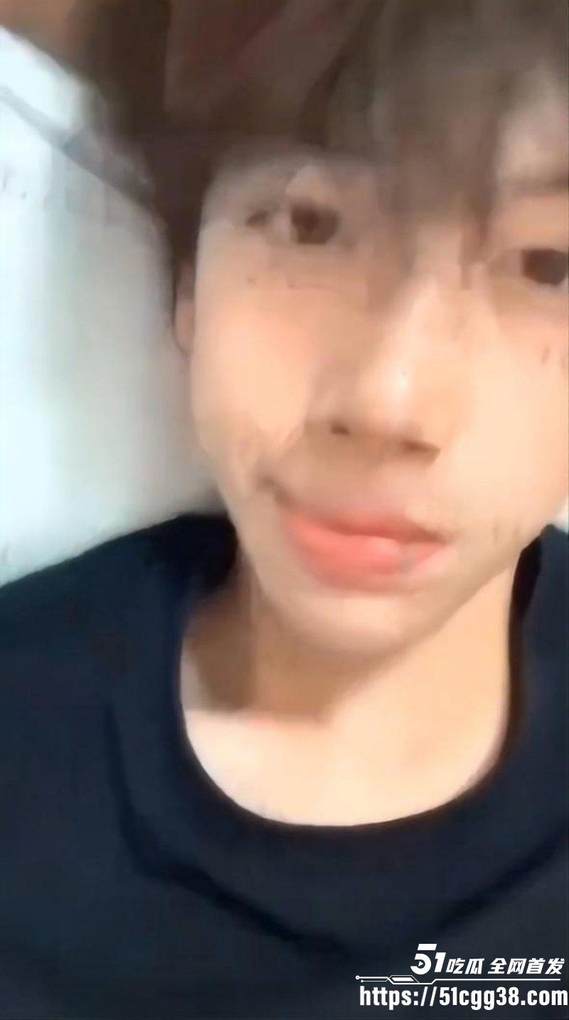 抖音Gay网红小王睡醒了楼梯视频07