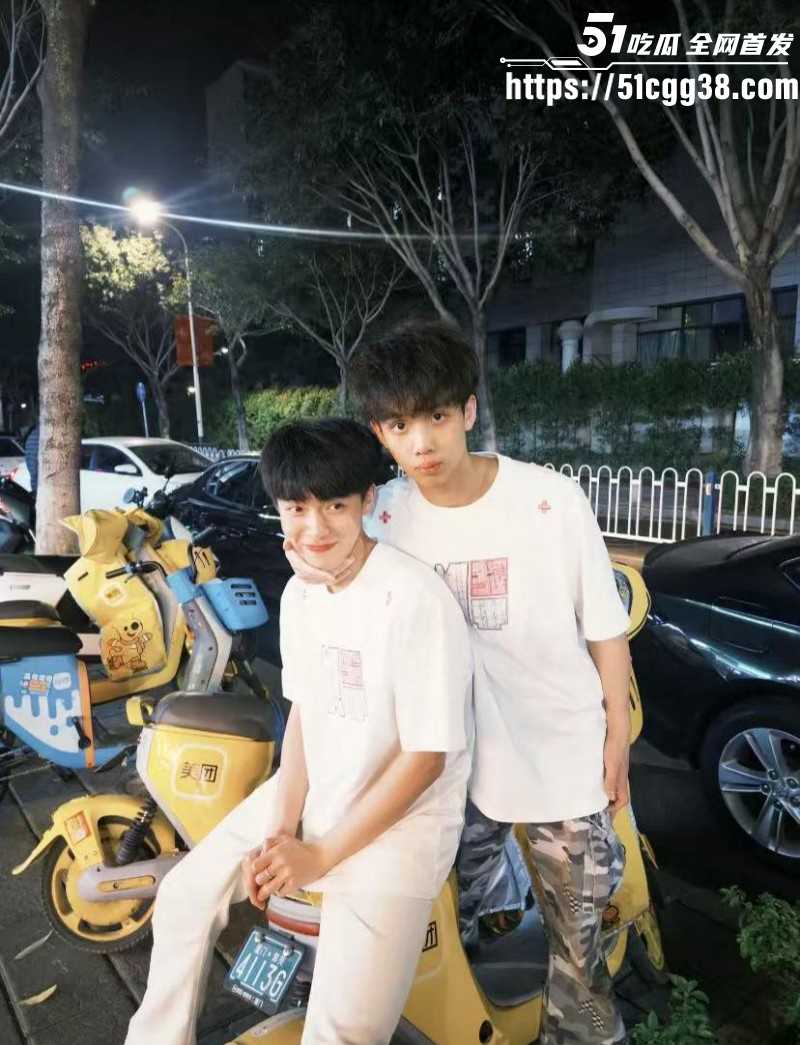 抖音Gay网红小王睡醒了楼梯视频06