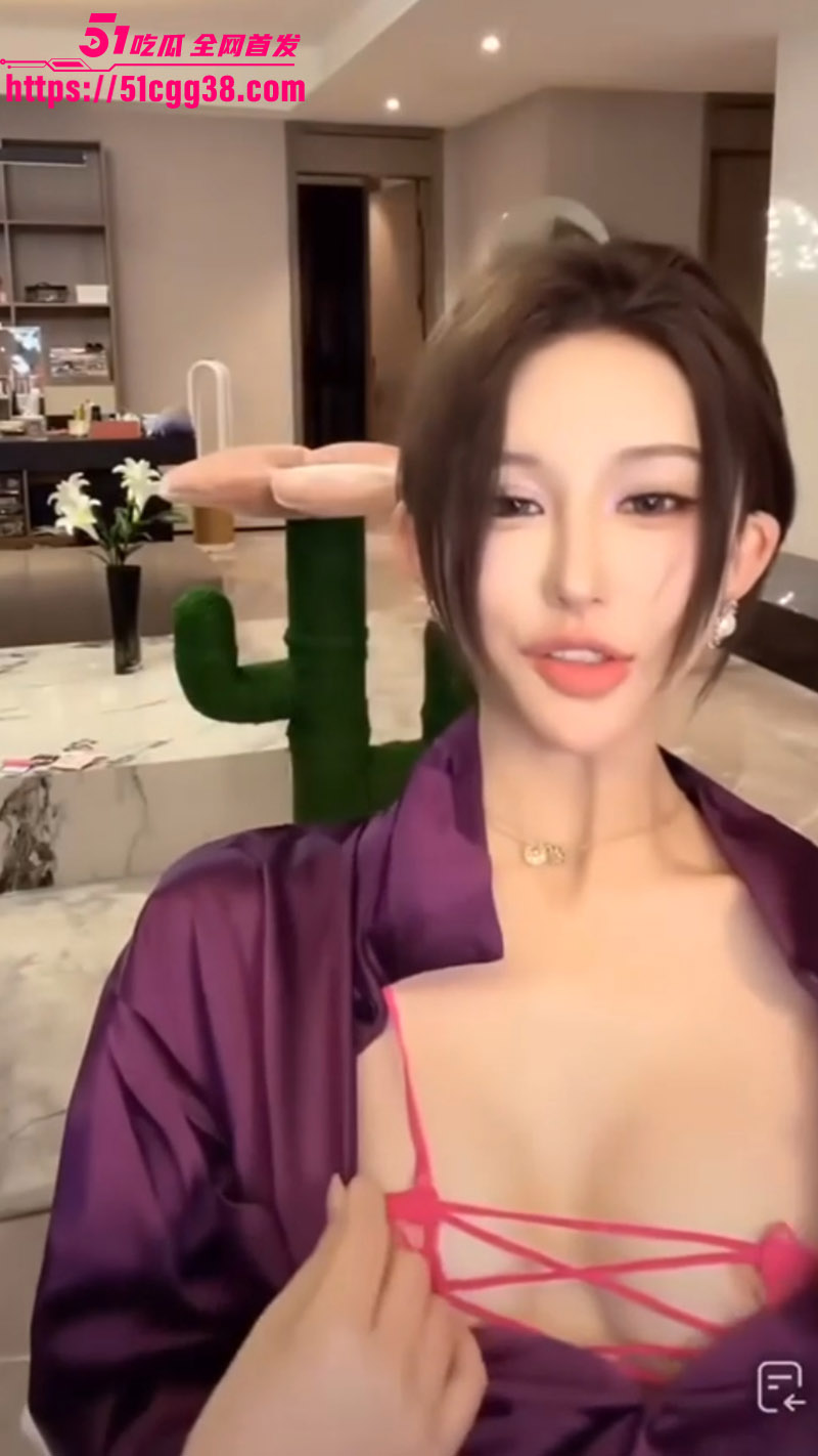 网红直播整活擦边神操作 故意走光闪现露出小葡萄 奶头硬挺一秒闪现引爆弹幕 流量密码拿捏死死！
