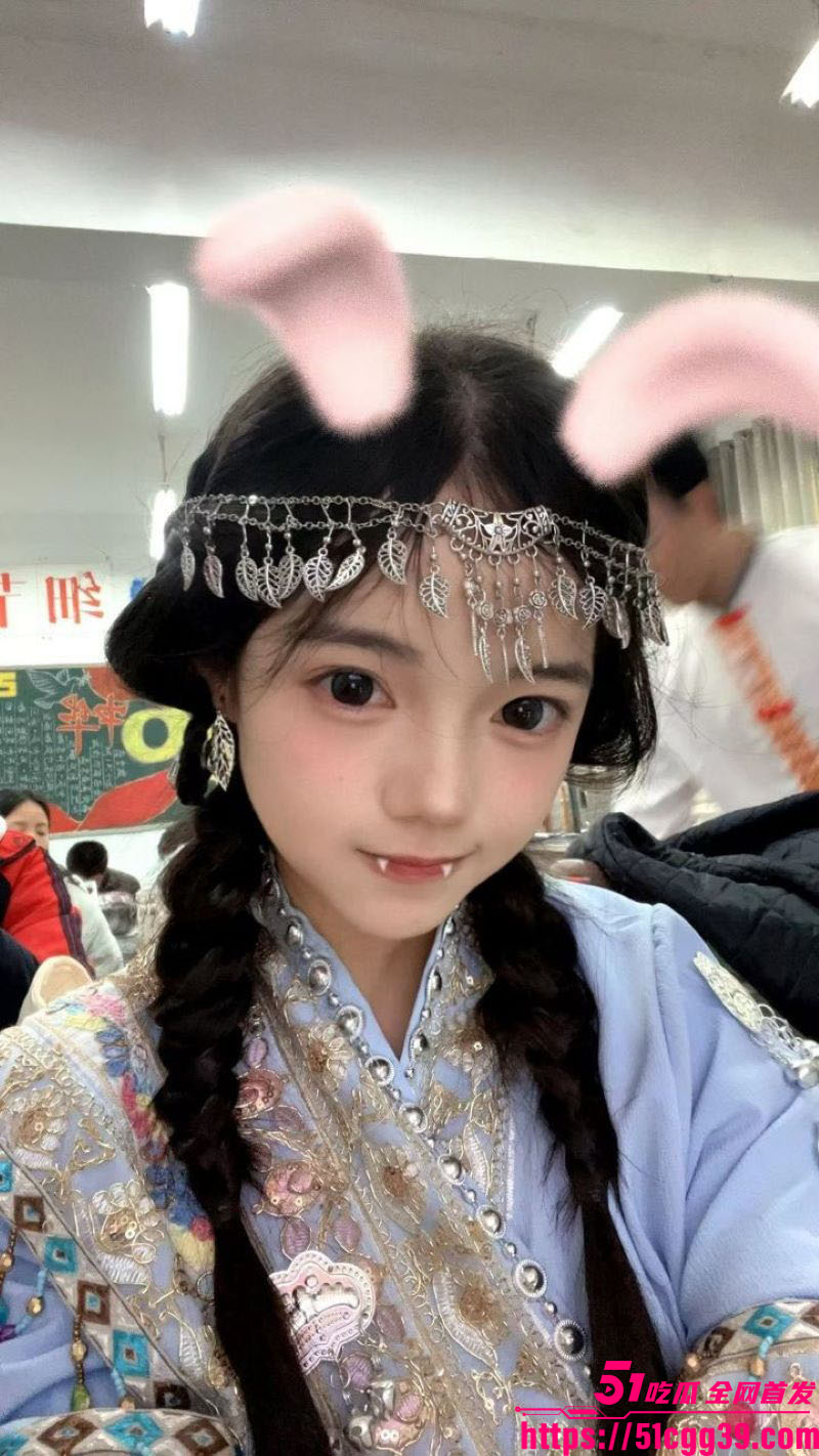 19岁超高颜值女友自曝 跟闺蜜打牌输了赔钱又陪睡 男友劝阻无效直接摆烂 闺蜜更是当场上演活春宫！