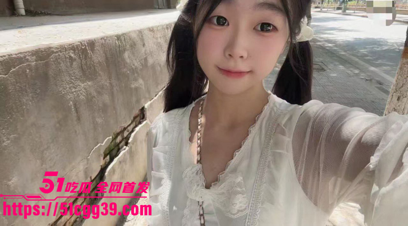 青岛大学23届萝莉学姐 定制自慰视频 近景特写粉穴喷水 道具猛插一张一合 骚鲍犹如呼吸！