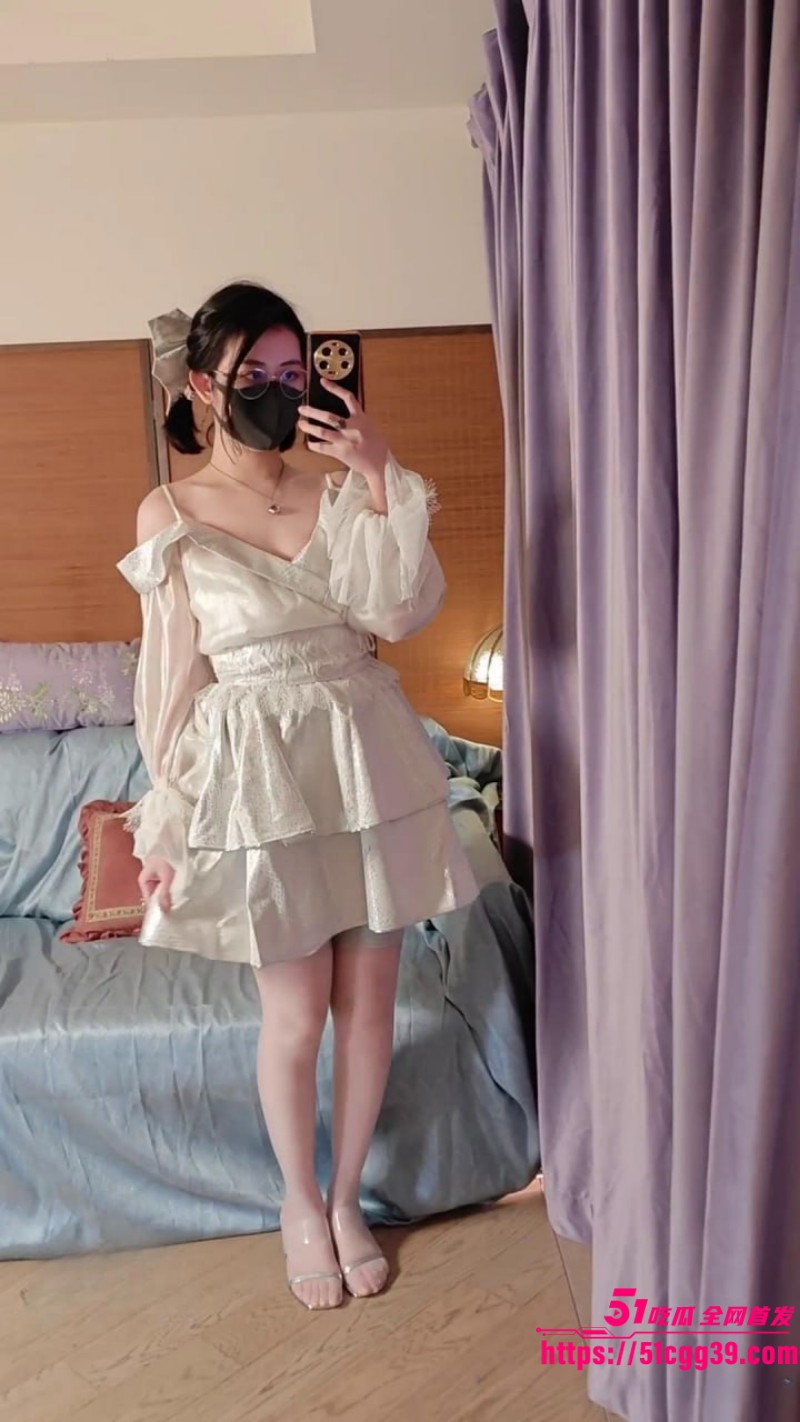 高颜值女神 奶咪 私密诱惑福利 手持阳具暴力蹂躏丰满酮体 白虎嫩穴自我释放全程挑逗！