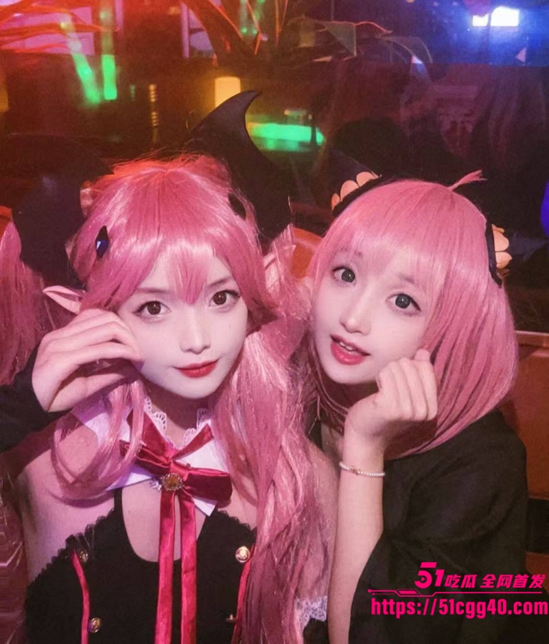 南京顶级福利姬 栗小柔 性爱私拍流出 清纯美女带闺蜜服侍金主 身穿制服爆操双穴场面嗨到飞起！
