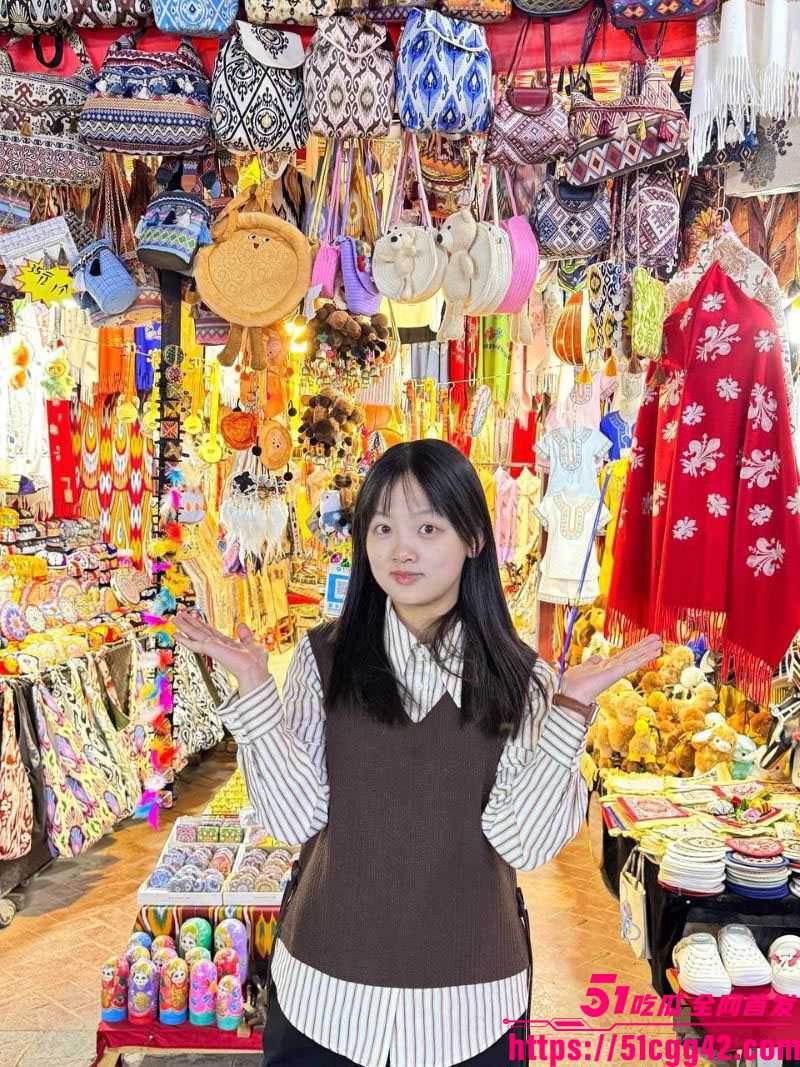 新疆喀什大学小美女 马蕊 性爱视频被渣男曝光 手握大屌口交 镜子前嫩穴被狂插浪叫连连！